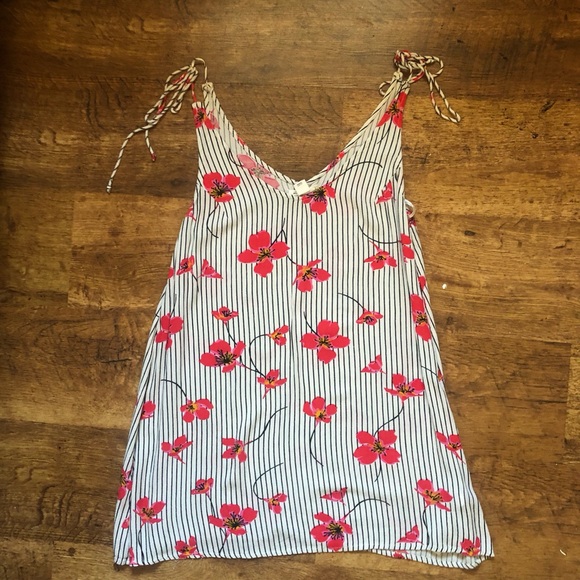 Billabong: Flower Patterned Sundress - Picture 1 of 3
